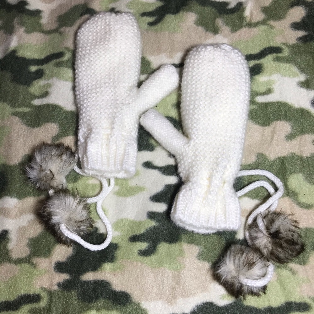 Cream Mittens - Picture 2 of 5